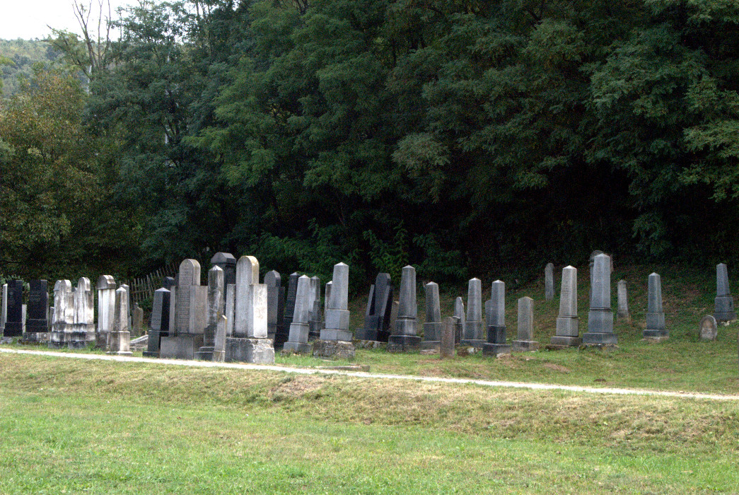 Fotka novej časti cintorína 