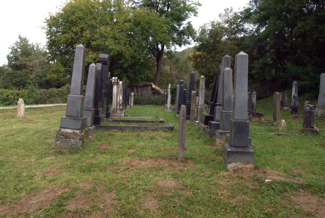 Fotka novej časti cintorína rad B a C