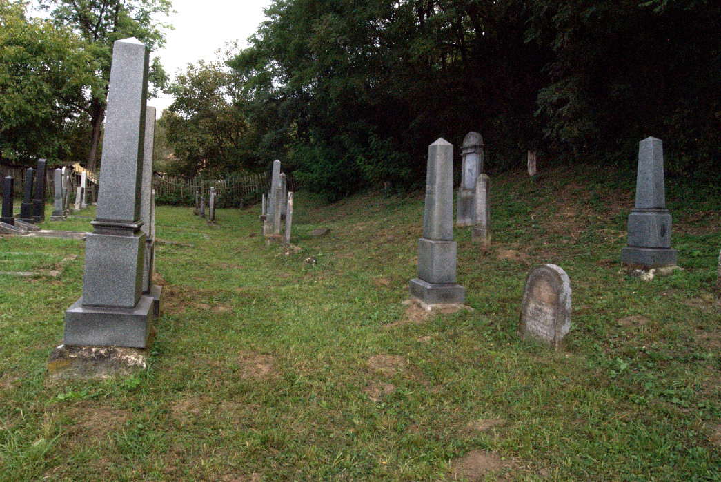 Fotka novej časti cintorína rad D a E
